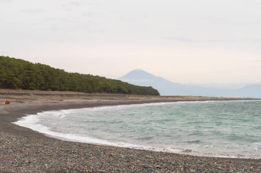 Fuji Dağı 'yla Miho no Matsubara plajı manzarası