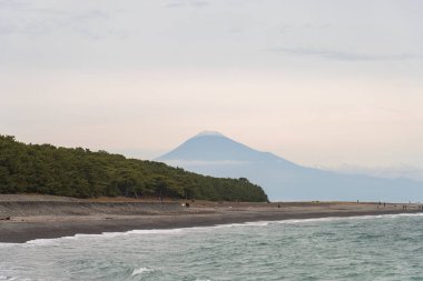 Fuji Dağı 'yla Miho no Matsubara plajı manzarası