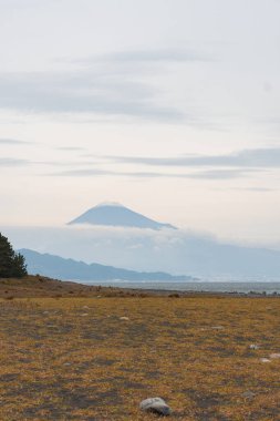 Fuji Dağı 'yla Miho no Matsubara plajı manzarası