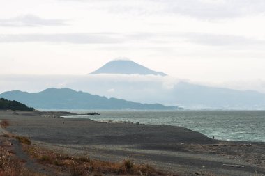 Fuji Dağı 'yla Miho no Matsubara plajı manzarası