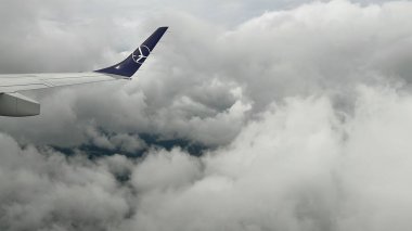 OSLO, NORway - 2 Temmuz 2022 'den itibaren LOT Polonya Havayollarının Kanatlarıyla Avrupa' nın havadan görünüşü. 