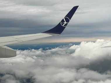 OSLO, NORway - 2 Temmuz 2022 'den itibaren LOT Polonya Havayollarının Kanatlarıyla Avrupa' nın havadan görünüşü. 