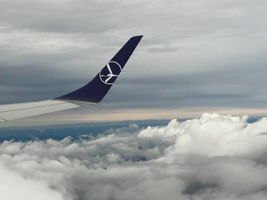 OSLO, NORway - 2 Temmuz 2022 'den itibaren LOT Polonya Havayollarının Kanatlarıyla Avrupa' nın havadan görünüşü. 