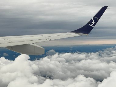 OSLO, NORway - 2 Temmuz 2022 'den itibaren LOT Polonya Havayollarının Kanatlarıyla Avrupa' nın havadan görünüşü. 