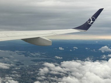 OSLO, NORway - 2 Temmuz 2022 'den itibaren LOT Polonya Havayollarının Kanatlarıyla Avrupa' nın havadan görünüşü. 