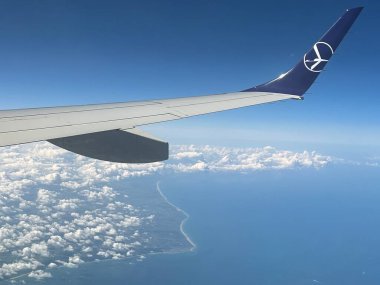 OSLO, NORway - 2 Temmuz 2022 'den itibaren LOT Polonya Havayollarının Kanatlarıyla Avrupa' nın havadan görünüşü. 
