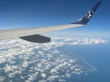 OSLO, NORway - 2 Temmuz 2022 'den itibaren LOT Polonya Havayollarının Kanatlarıyla Avrupa' nın havadan görünüşü. 