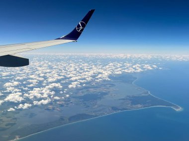 OSLO, NORway - 2 Temmuz 2022 'den itibaren LOT Polonya Havayollarının Kanatlarıyla Avrupa' nın havadan görünüşü. 