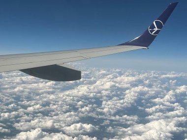 OSLO, NORway - 2 Temmuz 2022 'den itibaren LOT Polonya Havayollarının Kanatlarıyla Avrupa' nın havadan görünüşü. 