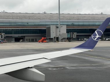 OSLO, NORway - 2 Temmuz 2022 'de Norveç' teki Oslo Havaalanı 'nda görülen LOT Polonya uçağı.