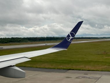 OSLO, NORway - 2 Temmuz 2022 'de Norveç' teki Oslo Havaalanı 'nda görülen LOT Polonya uçağı.