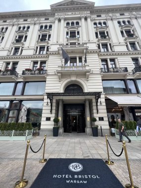 3 Temmuz 2022 'de Polonya' nın Varşova şehrinde bulunan Bristol Oteli, Lüks Koleksiyon Oteli.
