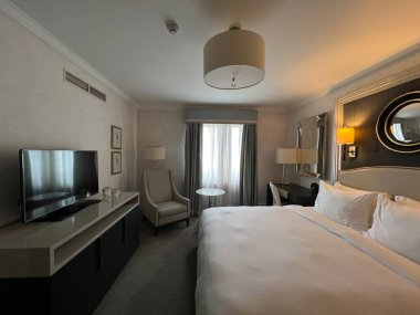 3 Temmuz 2022 'de Polonya' nın Varşova kentinde bulunan Bristol Oteli 'ndeki Lüks Koleksiyon Oteli' ndeki Oda Odası.