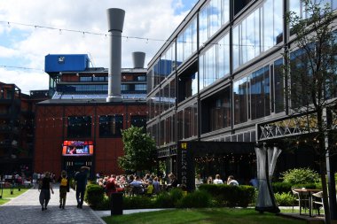 3 Temmuz 2022 'de Polonya' nın Varşova şehrinde görülen Elektrownia Powisle. Dükkanlar, restoranlar, konutlar, ofisler ve bir otelle kurulmuş tarihi bir elektrik santrali..