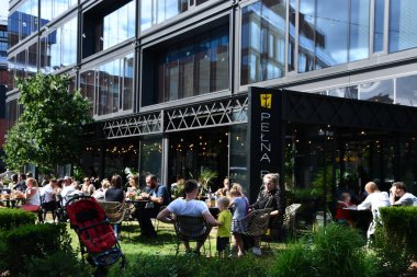 3 Temmuz 2022 'de Polonya' nın Varşova şehrinde görülen Elektrownia Powisle. Dükkanlar, restoranlar, konutlar, ofisler ve bir otelle kurulmuş tarihi bir elektrik santrali..