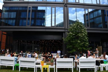 3 Temmuz 2022 'de Polonya' nın Varşova şehrinde görülen Elektrownia Powisle. Dükkanlar, restoranlar, konutlar, ofisler ve bir otelle kurulmuş tarihi bir elektrik santrali..