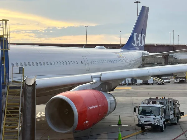 NEWARK NJ - 1 Temmuz 2022 'de New Jersey' deki Liberty Uluslararası Havalimanı 'nda görülen SAS Havayolları uçağı.