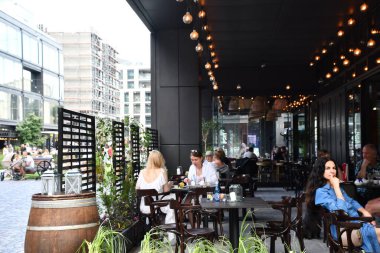 3 Temmuz 2022 'de Polonya' nın Varşova şehrinde görülen Elektrownia Powisle. Dükkanlar, restoranlar, konutlar, ofisler ve bir otelle kurulmuş tarihi bir elektrik santrali..