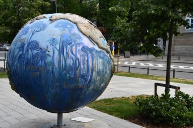 POLAND - 2 Temmuz 2022 'de Polonya' nın Varşova şehrinde görülen Cool Globes ve Elektrownia Powisle.