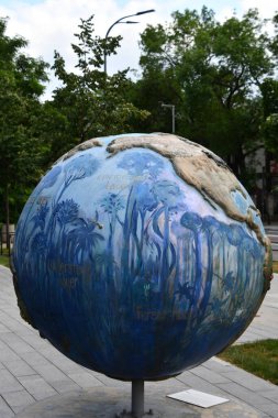 POLAND - 2 Temmuz 2022 'de Polonya' nın Varşova şehrinde görülen Cool Globes ve Elektrownia Powisle.