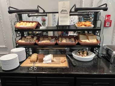 3 Temmuz 2022 'de Polonya' nın Varşova kentindeki Bristol Oteli 'nde lüks bir koleksiyon otelinde kahvaltı yayıldı..