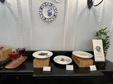 3 Temmuz 2022 'de Polonya' nın Varşova kentindeki Bristol Oteli 'nde lüks bir koleksiyon otelinde kahvaltı yayıldı..