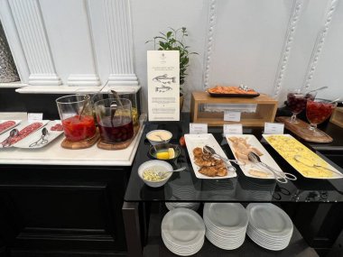 3 Temmuz 2022 'de Polonya' nın Varşova kentindeki Bristol Oteli 'nde lüks bir koleksiyon otelinde kahvaltı yayıldı..