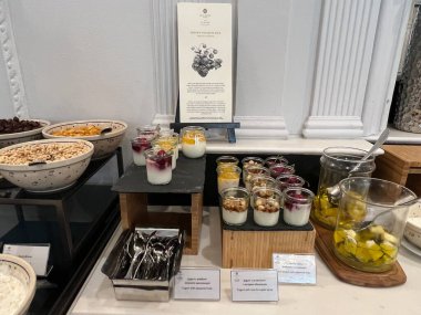 3 Temmuz 2022 'de Polonya' nın Varşova kentindeki Bristol Oteli 'nde lüks bir koleksiyon otelinde kahvaltı yayıldı..