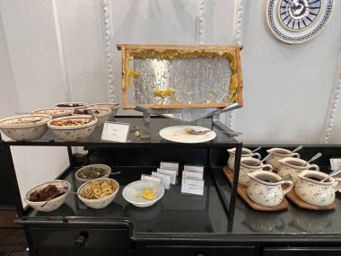 3 Temmuz 2022 'de Polonya' nın Varşova kentindeki Bristol Oteli 'nde lüks bir koleksiyon otelinde kahvaltı yayıldı..