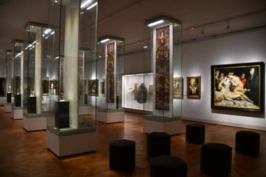 VARŞAN, POLAND - 10 Temmuz 2022 'de Polonya' nın Varşova kentindeki Ulusal Müze. 