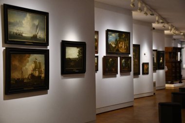 VARŞAN, POLAND - 10 Temmuz 2022 'de Polonya' nın Varşova kentindeki Ulusal Müze. 