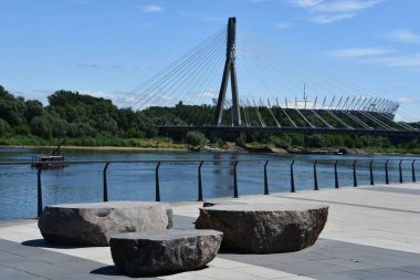 3 Temmuz 2022 'de Polonya' nın Varşova kentindeki Vistula Nehri üzerindeki Ulusal Stadyum ve Swietokrzyski Köprüsü. 