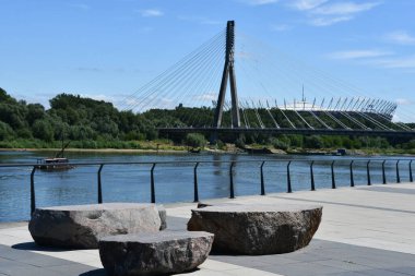 3 Temmuz 2022 'de Polonya' nın Varşova kentindeki Vistula Nehri üzerindeki Ulusal Stadyum ve Swietokrzyski Köprüsü. 