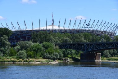 3 Temmuz 2022 'de Polonya' nın Varşova kentindeki Vistula Nehri üzerindeki Ulusal Stadyum ve Swietokrzyski Köprüsü. 