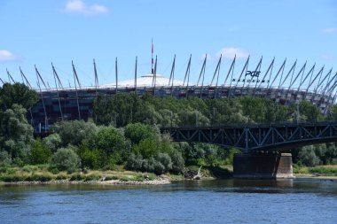 3 Temmuz 2022 'de Polonya' nın Varşova kentindeki Vistula Nehri üzerindeki Ulusal Stadyum ve Swietokrzyski Köprüsü. 