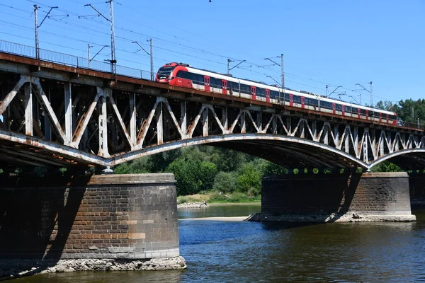 Warsaw Poland Jul Spårvagn Över Swietokrzyski Bron Över Floden Vistula — Stockfoto