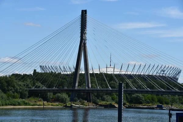ポーランド ワルシャワ 2022年7月3日現在 ポーランド ワルシャワのヴィスワ川にかかる国立競技場とスウィートクルジスキー橋 — ストック写真