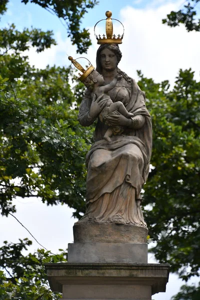Warsaw Pologne Jul Statue Vierge Marie Tenant Enfant Jésus Parc — Photo