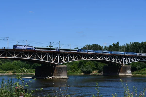 Warsaw Poland Jul Tåg Som Går Swietokrzyski Bron Över Floden — Stockfoto