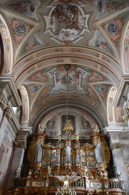 10 Temmuz 2022 'de Polonya' nın Varşova kentindeki St. Annes Kilisesi 'nde görüldü.. 