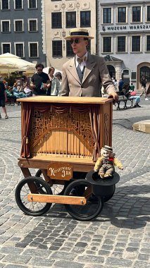 WARsaw, POLAND - 2 Temmuz 2022 'de Polonya' nın Varşova şehrinde sokak müzisyeni.