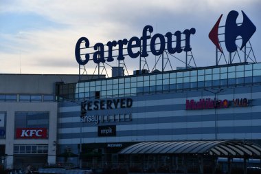 POLAND - 2 Temmuz 2022 'de Polonya' nın Varşova kentindeki Atrium Reduta 'da görülen Carrefour.