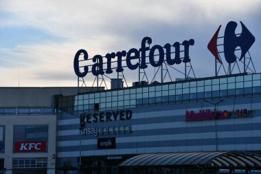 POLAND - 2 Temmuz 2022 'de Polonya' nın Varşova kentindeki Atrium Reduta 'da görülen Carrefour.