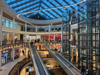 16 Temmuz 2022 'de Polonya' nın Varşova kentindeki Atrium Reduta alışveriş merkezinde görüldü..