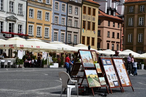 VARŞAN, POLAND - 10 Temmuz 2022 'de Polonya' nın Varşova şehrinde görüldüğü gibi. 