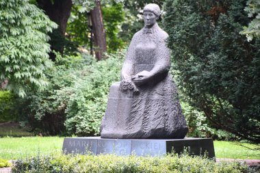 WARsaw, POLAND - 11 Temmuz 2022 'de Polonya' nın Varşova kentindeki Saxon Garden 'daki Maria Konopnicka Anıtı.