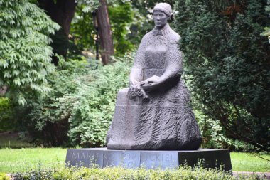WARsaw, POLAND - 11 Temmuz 2022 'de Polonya' nın Varşova kentindeki Saxon Garden 'daki Maria Konopnicka Anıtı.