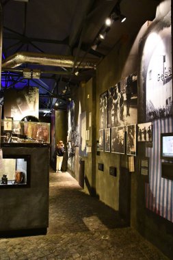 10 Temmuz 2022 'de Polonya' nın Varşova kentindeki Varşova Ayaklanma Müzesi 'nde görüldü..