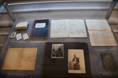 12 Temmuz 2022 'de Polonya' nın Varşova kentindeki Maria Skodowska-Curie Müzesi 'nde görüldü..