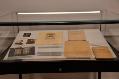 12 Temmuz 2022 'de Polonya' nın Varşova kentindeki Maria Skodowska-Curie Müzesi 'nde görüldü..